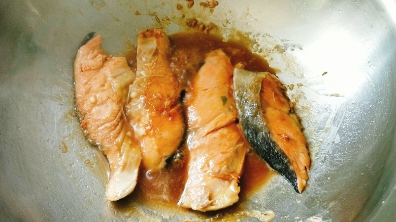 胶东风味秋鲑鱼,放入准备好的调料汁儿，大火收汁儿