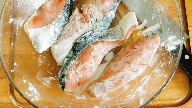 胶东风味秋鲑鱼,均匀拍上生粉