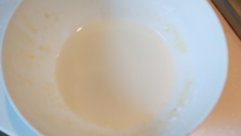 鸡蛋木耳黄花打卤面,碗中加入10克淀粉，适量水调成汁。