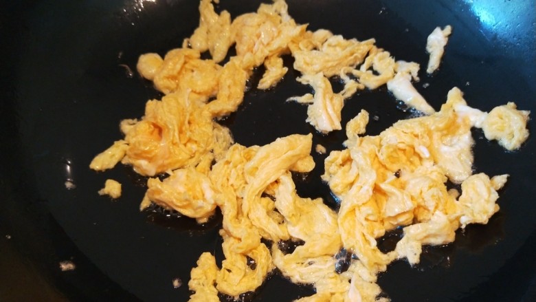 鸡蛋木耳黄花打卤面,锅中放10克油烧热。倒入鸡蛋马上用筷子搅成块，倒入碗中。