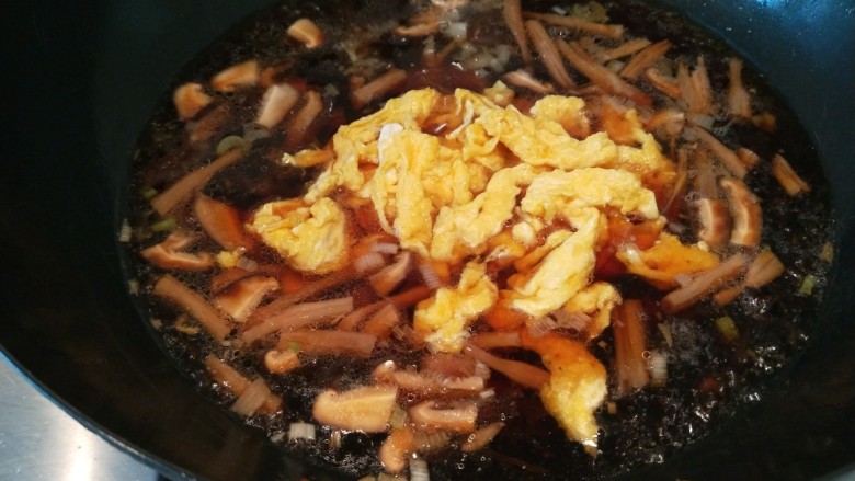 鸡蛋木耳黄花打卤面,加入炒好的鸡蛋。