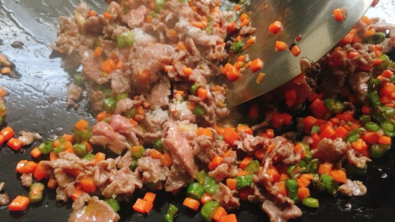 奇妙的耳光牛肉炒饭 复刻自页家GG,炒散牛肉后，加入适量的盐调味。