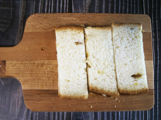 金枪鱼黄瓜三明治,吐司切薄片后再对切，尽量把面包块切的大小一致，这样做出来的三明治很美观