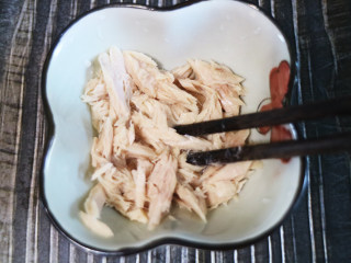 金枪鱼黄瓜三明治,金枪鱼罐头肉取出滤掉油后,用筷子把鱼肉搅碎。