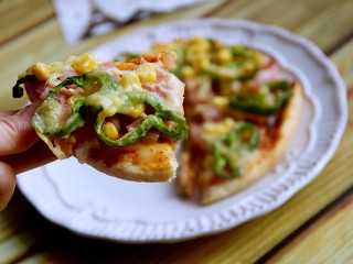 培根玉米粒披萨,切开吃