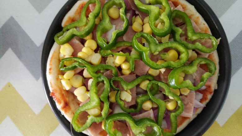 培根玉米粒披萨,再放上青椒圈