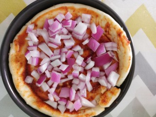 培根玉米粒披萨,然后摆上洋葱丁