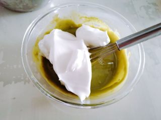 蔓越莓抹茶蛋糕,加蛋白霜之前，先把蛋液再搅拌一下，然后加入1/3的蛋白霜。