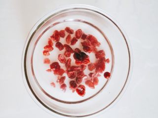 蔓越莓抹茶蛋糕,取适量蔓越莓，用朗姆酒或者清水浸泡。