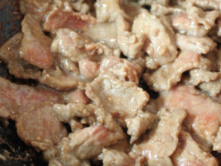 薄荷牛肉,锅中放油，放入腌制好的牛肉片，炒至变色盛出备用