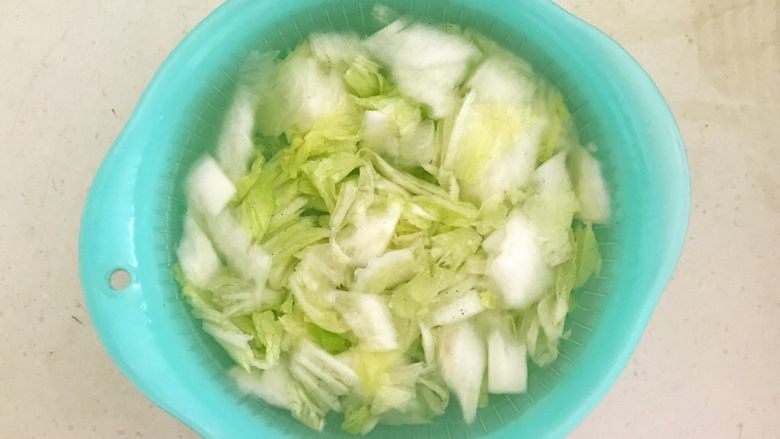 开胃小菜  酸辣白菜,把炒好的白菜放入冷水中过凉