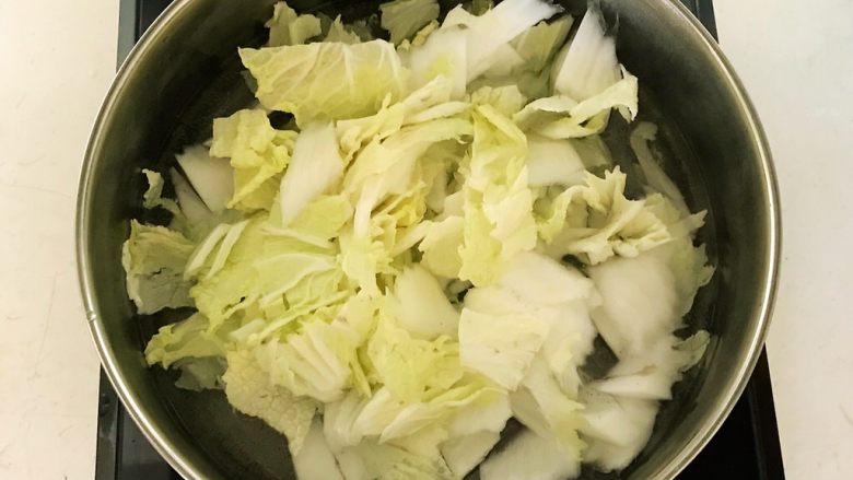 开胃小菜  酸辣白菜,锅里加入冷水烧开后加入白菜，焯水1分钟