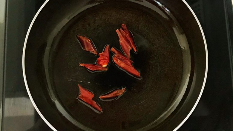 开胃小菜  酸辣白菜,油温烧制5分热的时候停火，加入干红辣椒