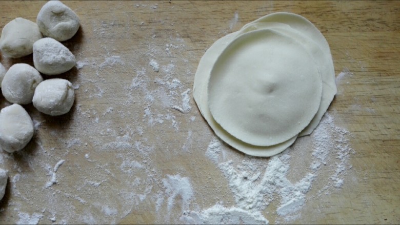 槐花馅饺子,取一块面揉成长条，揪相同大小的剂子，取一个剂子擀成中间稍厚的圆形皮，