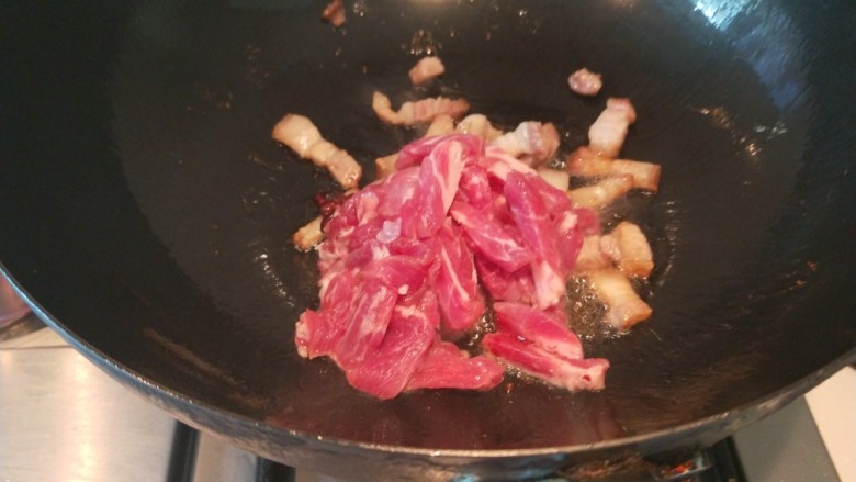 豆角焖面,在放入猪瘦肉炒均匀。