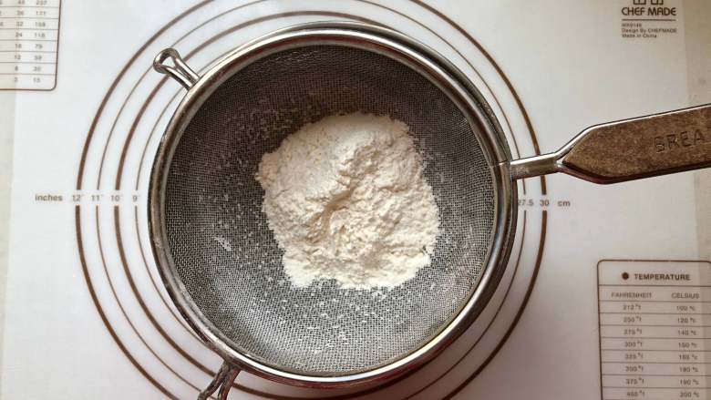 甜甜圈,将混合好的低粉，泡打粉，食盐筛入到鸡蛋液中