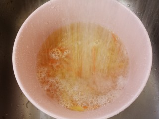 凉拌土豆丝胡萝卜丝,放冷水里冲一下，这样土豆丝吃起来口感比较好