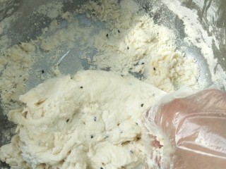 苏打饼干,面粉里缓缓加水，揉成光滑的面团