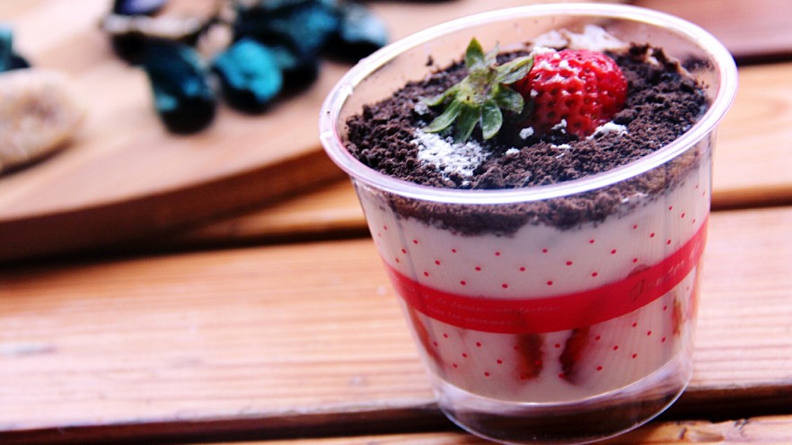 草莓奥利奥酸奶杯