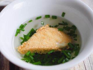 普宁炸豆腐,传统吃法是粘一粘韭菜盐水，入口便是酥、嫩、咸、香……