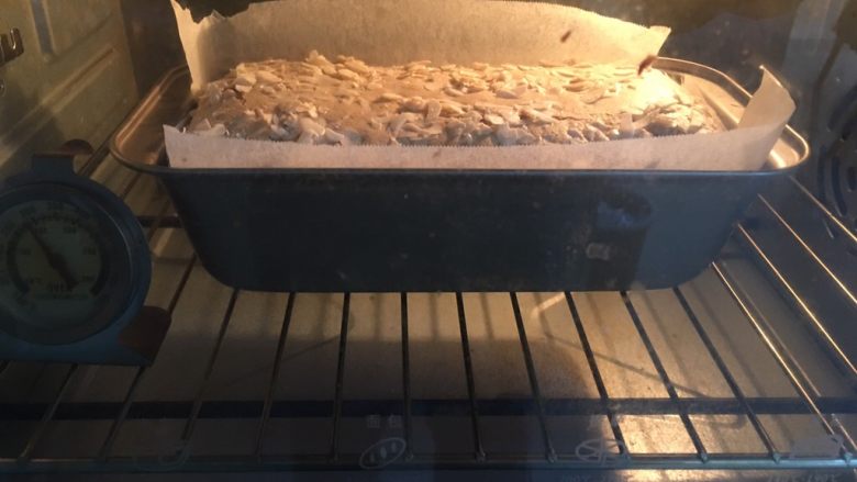 咖啡长崎蛋糕,烤箱预热至150度，模具送入烤箱。