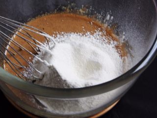咖啡长崎蛋糕,搅拌均匀后，过筛低筋粉。