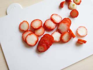 果昔碗,将几个草莓🍓切成片。或者切成任意你喜欢的形状。