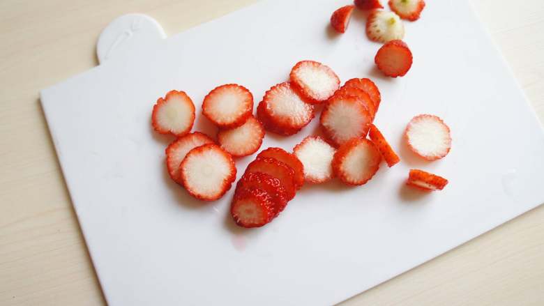 果昔碗,将几个草莓🍓切成片。或者切成任意你喜欢的形状。