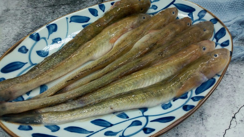 红烧豆豉泥鱼,泥鱼准备350克，本来想多买的，可惜下班太晚了，只有这些了