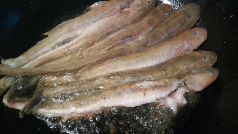 红烧豆豉泥鱼,锅里放油，油热下泥鱼煎