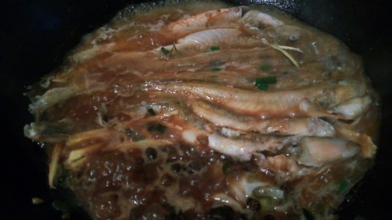红烧豆豉泥鱼,清水少许、开大火煮开，中小火慢慢炖至泥鱼入味