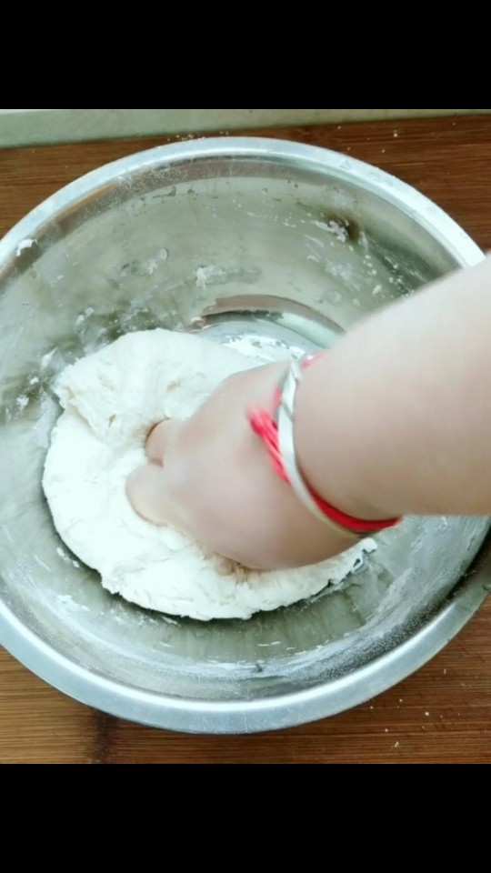 家常版凉皮,加水到没有多余干面粉，就用手揉光滑！