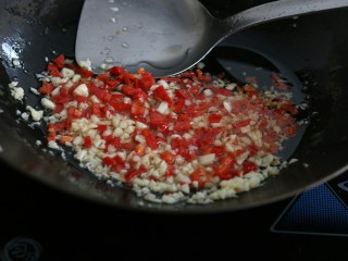 蒜蓉金针菇烤花蛤虾,锅里倒入稍微多一点油，放入蒜末和红椒末炒出香味