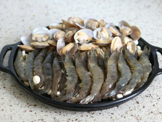 蒜蓉金针菇烤花蛤虾,摆上花蛤和明虾