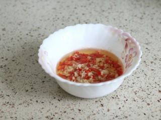 蒜蓉金针菇烤花蛤虾,加入一点点盐拌匀