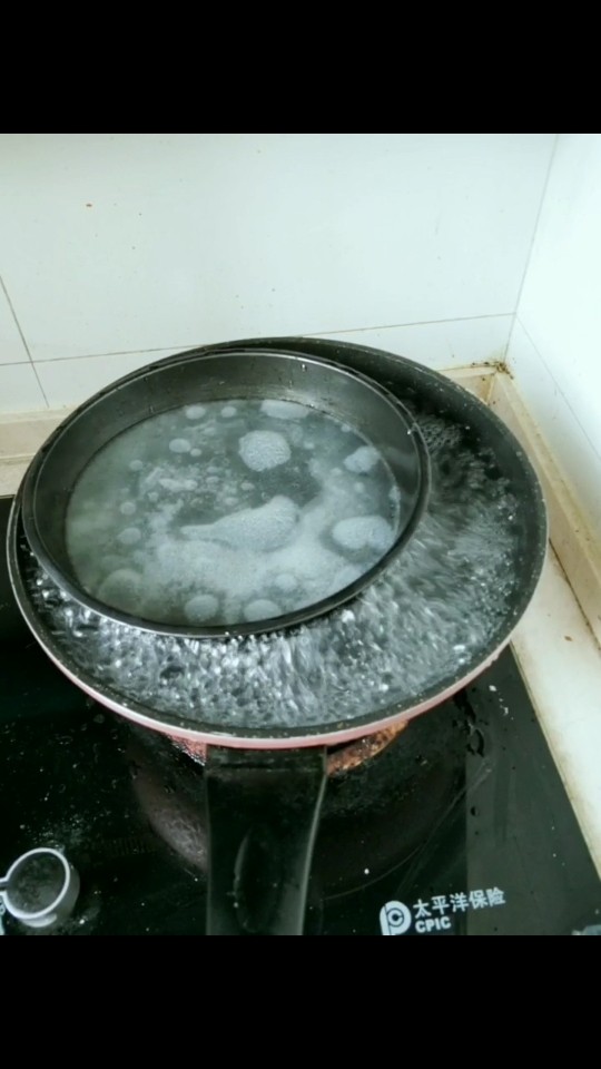 家常版凉皮,起大泡啦，就证明熟了，再把盘子放凉水里！