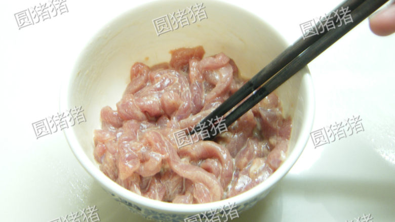 清爽小炒——如意肉丝,用腌肉料将猪肉拌均匀，腌制15分钟。