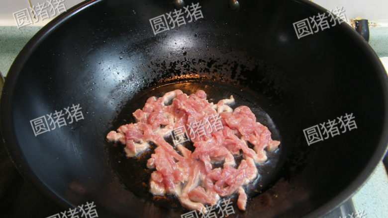 清爽小炒——如意肉丝,锅内油烧至3成热，放入猪肉丝滑炒至变色，捞起备用。