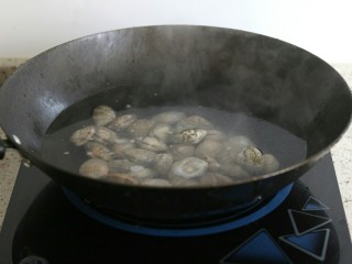 蒜蓉金针菇烤花蛤虾,锅里水烧开，放入花蛤煮至开口