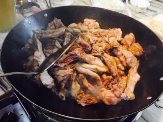 火焰醉鹅,把鹅肉倒进锅里。师傅透露，下锅前，鹅肉先提前在另外的锅里先微微煎一下