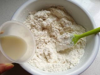 熊猫豆沙馒头,先称好面粉加入白糖混合均匀，再把酵母用温水化开倒入面粉中先拌成絮状
