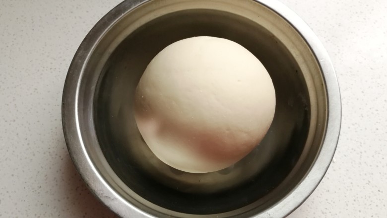 熊猫豆沙馒头,然后揉成光滑的面团，放入容器中，盖上保鲜膜发酵