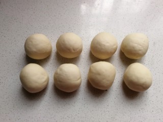 熊猫豆沙馒头,再把剩下的面团分成均匀的八份滚圆，盖保鲜膜静置十分钟左右
