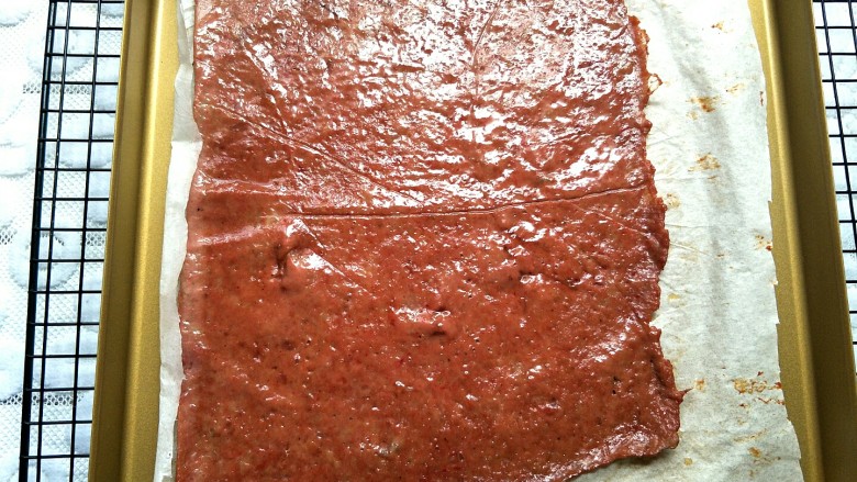 自制蜜汁猪肉脯,取出两面都刷一层蜂蜜水，再入烤箱烤5分钟
