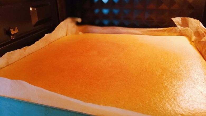 戚风蛋糕卷,烤箱160度预热，放入烤箱上下锅160度烤30分钟。温度仅供参考，每个烤箱脾气都不太一样
