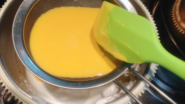 戚风蛋糕卷,将一边的蛋黄糊过滤进打好的蛋白霜