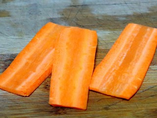 超下酒菜之香菜花生米,胡萝卜取直溜的部分，大概切六七厘米长的一段，再切三片