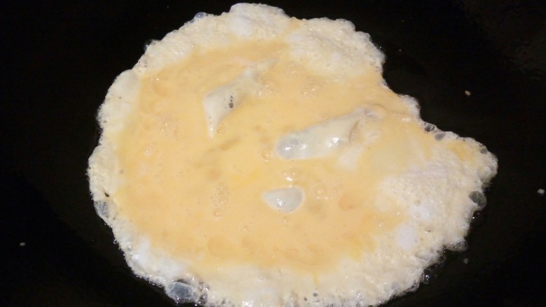 明虾鹌鹑蛋炒饭,拿2个鸡蛋，加一点点细盐，用筷子打散，锅里放油，油热倒入鸡蛋液