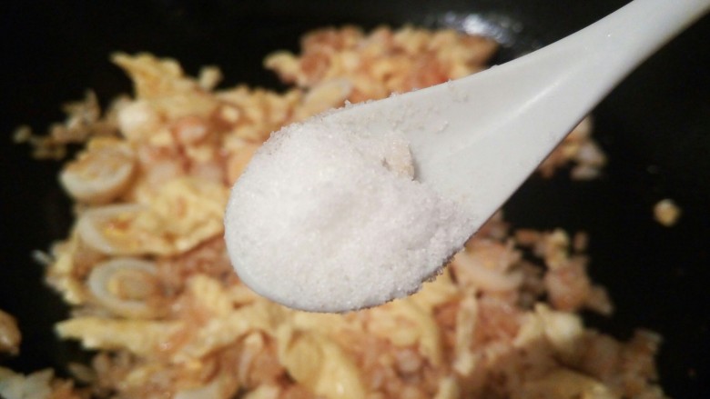 明虾鹌鹑蛋炒饭,等把米饭颗粒炒散，加鸡粉少许来调味