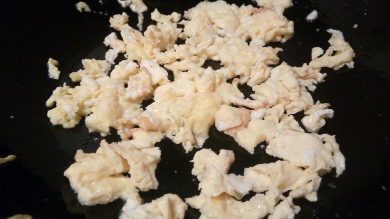 明虾鹌鹑蛋炒饭,开大火，用筷子迅速划散鸡蛋液，盛盘备用